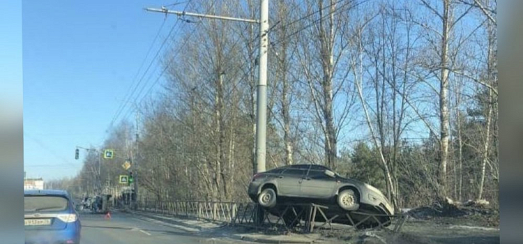В Ярославле автомобиль повис на заборе 