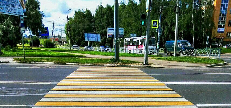 Фото дня. Ярославцы заметили пешеходный переход, который ведет в столб