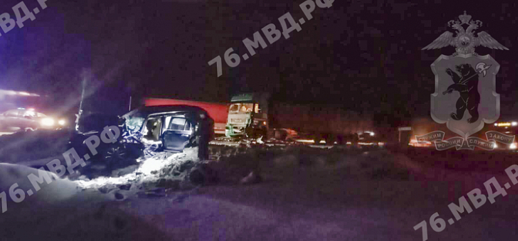 В Ярославской области в ДТП с КамАЗом погиб водитель легкового автомобиля_231124