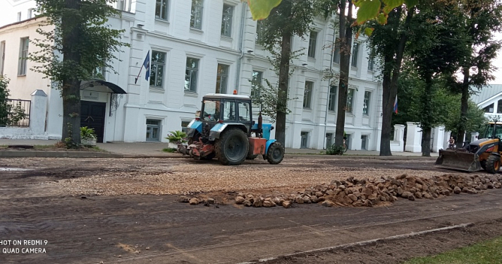 Ярославцы просят не уничтожать на набережной старинную булыжную мостовую