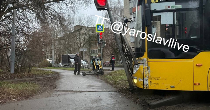 Появилось видео момента ДТП с автобусом на улице Гагарина в Ярославле