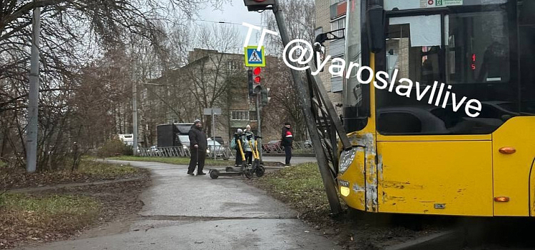 Появилось видео момента ДТП с автобусом на улице Гагарина в Ярославле