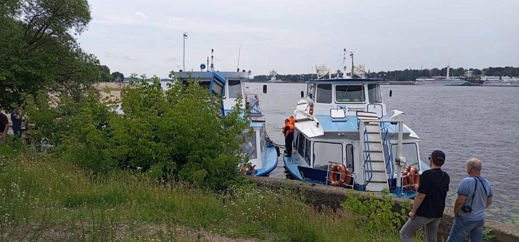 Есть пострадавшие: в Ярославле теплоход врезался в пирс на набережной_245251