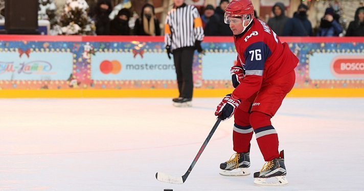 Дмитрий Миронов сыграл в хоккей на Красной площади с ветеранами «Локомотива»_172739