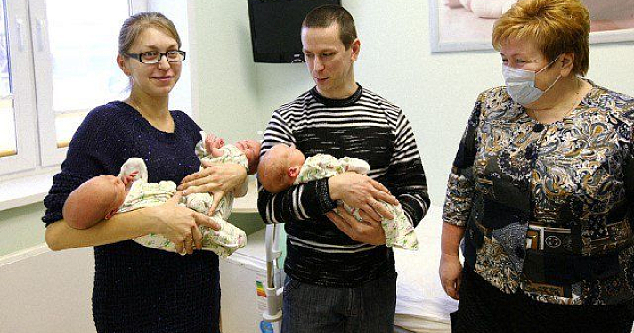 Первых тройняшек, родившихся в области в 2015 году, выписали из перинатального центра