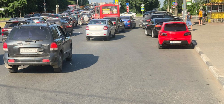 Люди падают в обмороки: ярославцы стоят в пробках в 30-градусную жару