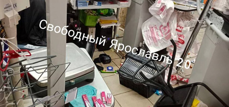 «Не стыдно? Стыдно»: в ярославском магазине мужчина ударил ножницами по голове женщину _310017
