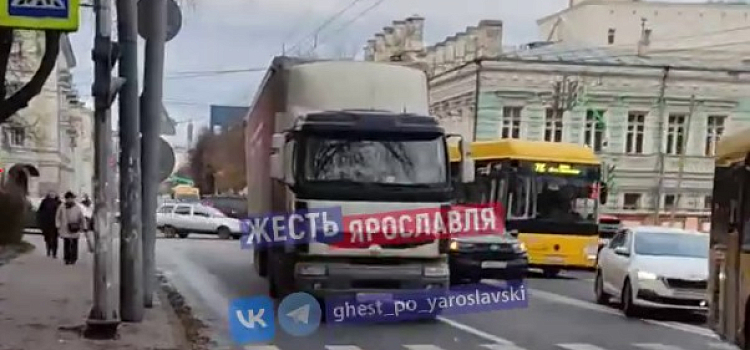 Из-за ДТП на центральном проспекте в Ярославле образовалась пробка