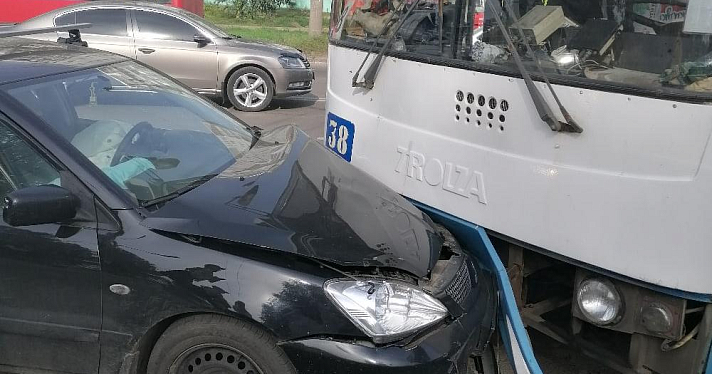 В Ярославле легковушка столкнулась с троллейбусом