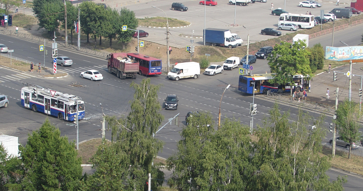 В Ярославле на Ленинградском проспекте столкнулись автобус и троллейбус_219116