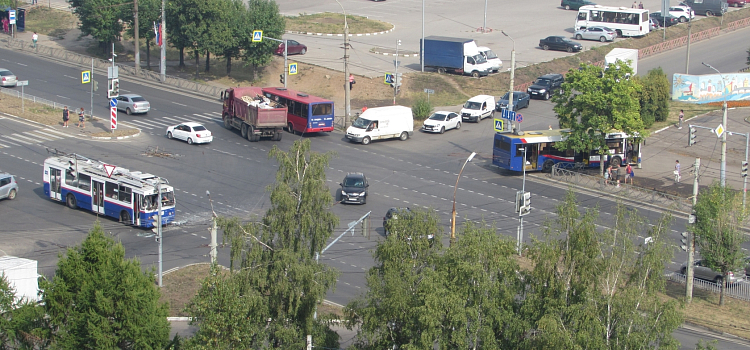 В Ярославле на Ленинградском проспекте столкнулись автобус и троллейбус_219116