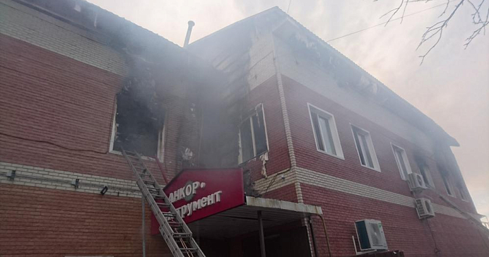 В Переславле семь часов тушили пожар в здании торгового центра