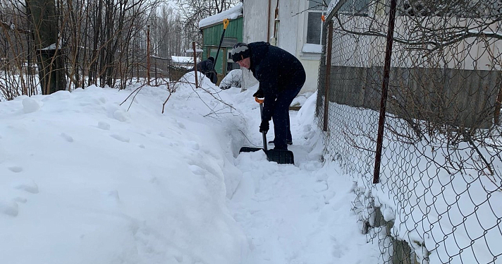 «Бабушка ничего не видит»: волонтеры из Ярославля расчищают дома одиноких пенсионеров от снега_172572
