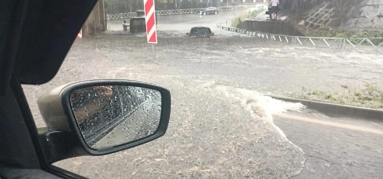 Ливень затопил рыбинские дороги и улицы