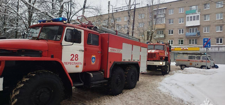 Спасатели поделились кадрами эвакуации жильцов горящего дома в Переславле-Залесском
