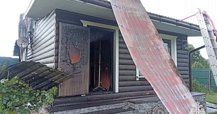 В Ярославской области из-за грозы загорелся дачный дом