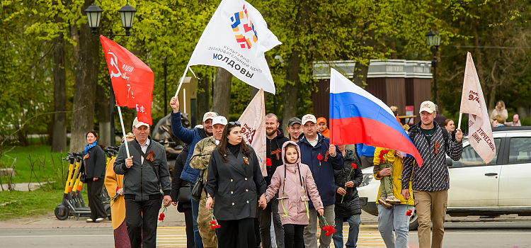 Молдавская диаспора Ярославля возложила цветы к Вечному огню в память о героях Великой Отечественной_296216