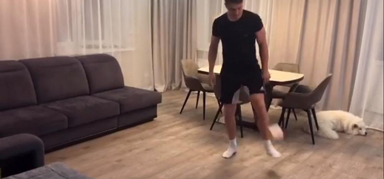 Голкипер ярославского «Шинника» почеканил рулон туалетной бумаги