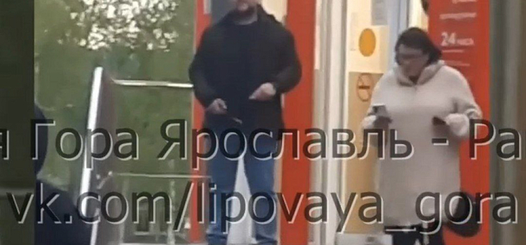 В Ярославле мужчина достал нож и угрожал детям