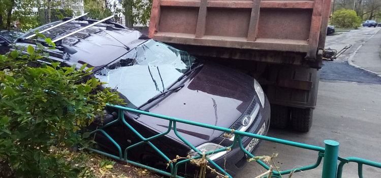 В Ярославле самосвал смял припаркованную во дворе легковушку_253841