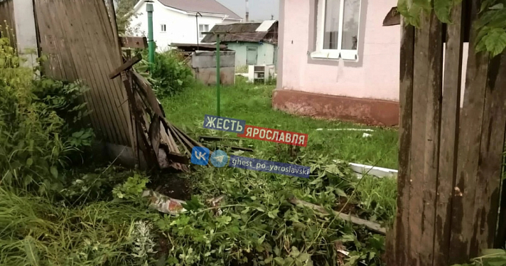 Остался только бампер: в Ярославле автомобиль снёс забор на участке 91-летней бабушки