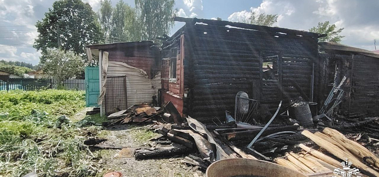 В Ярославской области пожар уничтожил жилой дом — две семьи остались без жилья_300076