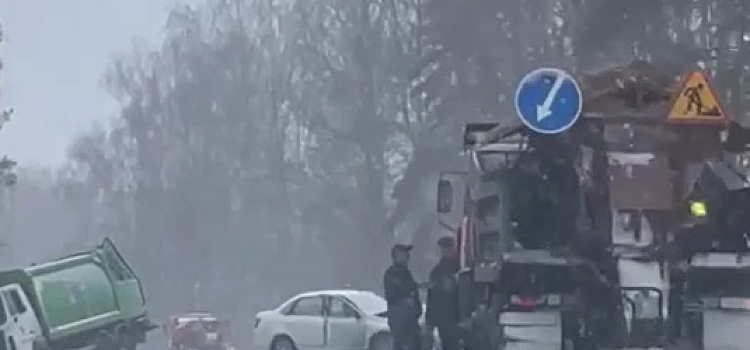 Под Ярославлем в ДТП с участием мусоровоза пострадали четыре человека