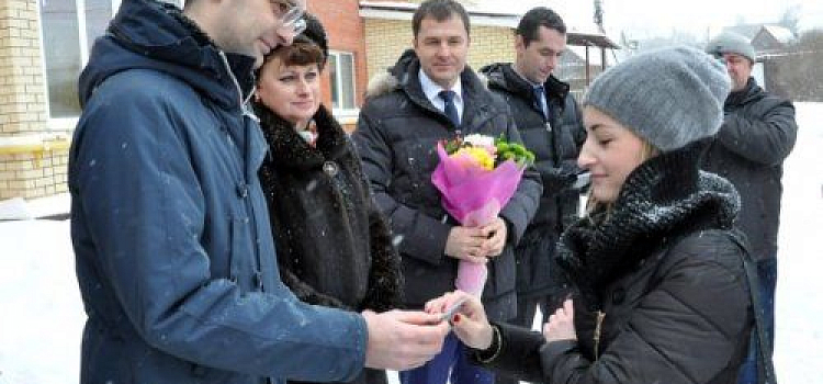 В Переславле-Залесском детям-сиротам вручили ключи от новых квартир