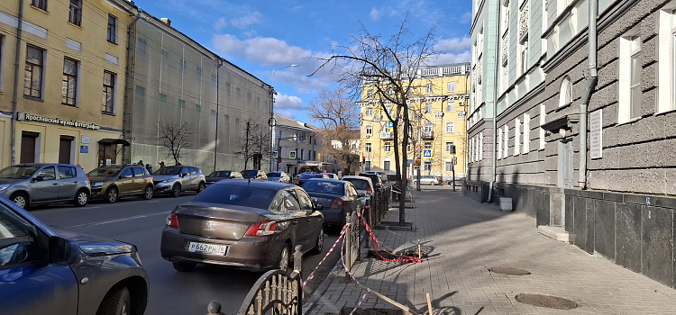 В центре Ярославля готовят почву к высадке новых деревьев_293858