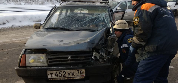 Ярославские спасатели достали водителя из салона «Девятки», столкнувшейся с «Нивой» на Тутаевском шоссе_154057