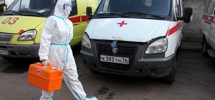 Приводит к травматизму персонала: главврач ярославской скорой просит привести в порядок дорогу у станции