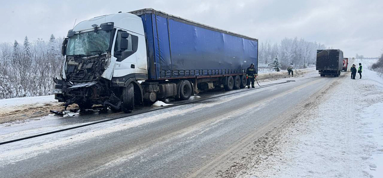 На трассе Ярославль — Иваново ограничили движение из-за аварии с грузовиками _310025