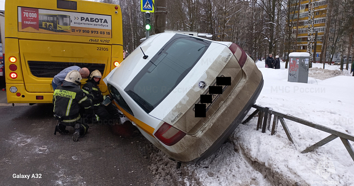 В Ярославле автомобиль такси врезался в автобус_263020