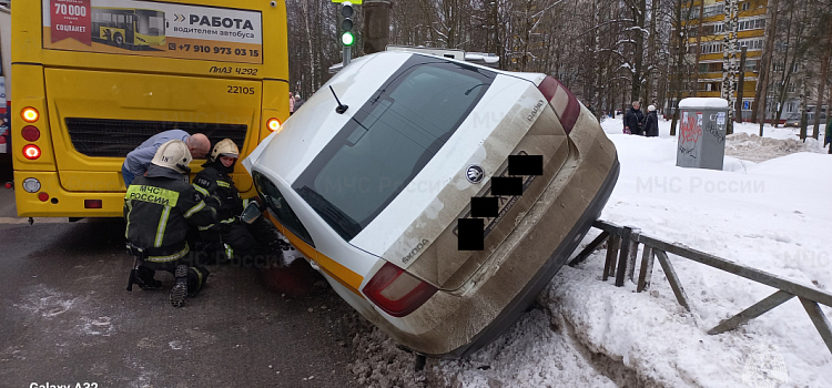 В Ярославле автомобиль такси врезался в автобус_263020