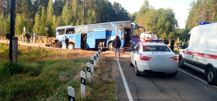 Автобус с ярославскими паломниками попал под поезд в Ленинградской области