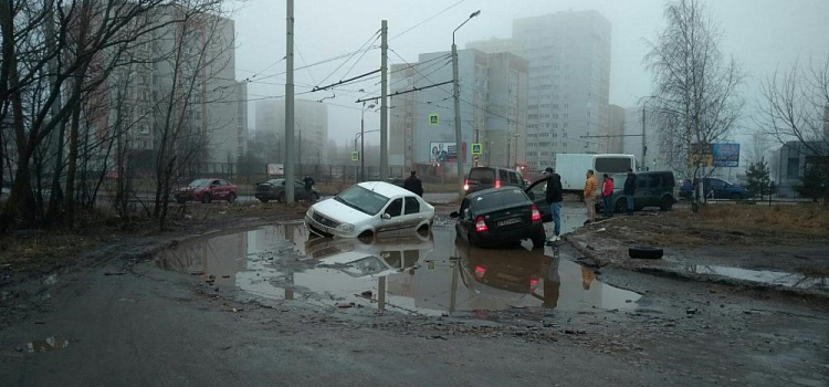 Фото дня. В Ярославле две машины «утонули» в луже
