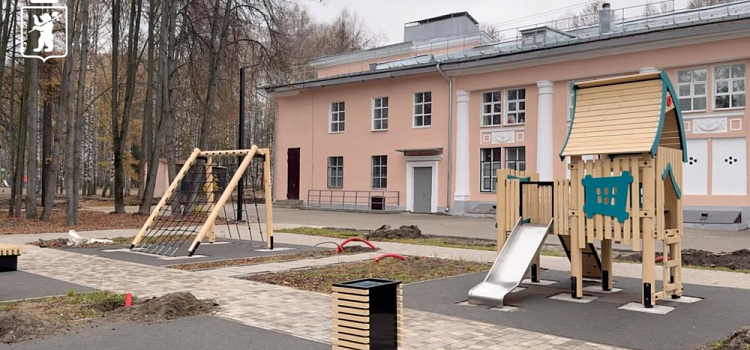 В ярославских скверах устанавливают детские городки и спортивные тренажёры