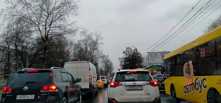 Ремонтируют Юбилейный мост: ярославцы вынуждены стоять в огромных пробках_270302
