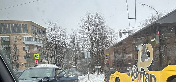 В Ярославле автобус протаранил легковушку_263502