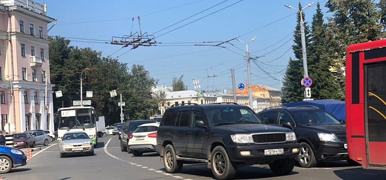 В День знаний центр Ярославля встал в пробку