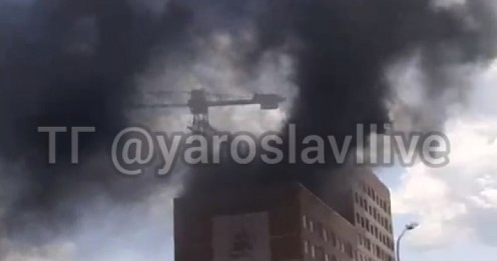 В Ярославле загорелась новостройка в Заволжском районе_245121