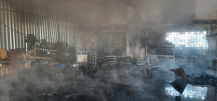 При пожаре в промышленном ангаре под Ярославлем пострадал один человек_264402