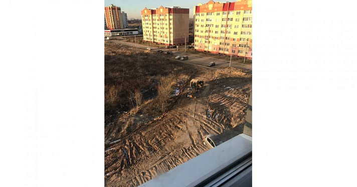 Фото дня. В Ярославле начали прокладывать объездную дорогу для перекрытия Тутаевского шоссе во дворе дома