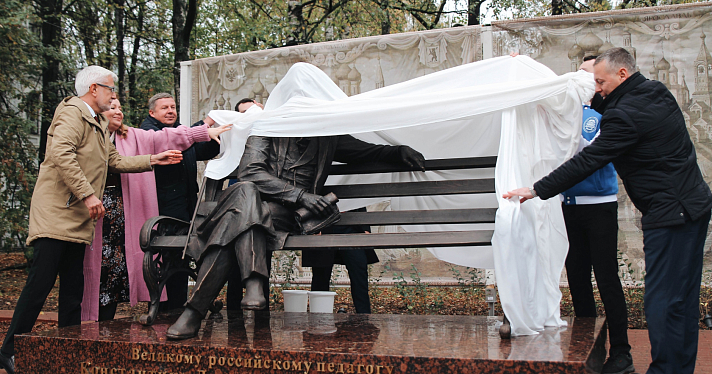 В Ярославле появился бронзовый памятник педагогу Константину Ушинскому_253933