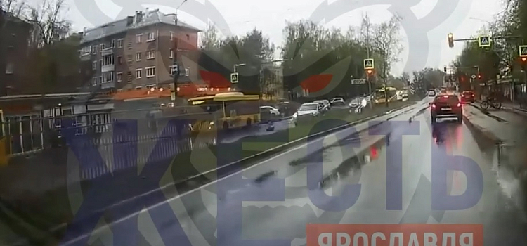 Сбили девочку на пешеходном переходе: появилось видео момента ДТП в Заволжском районе Ярославля