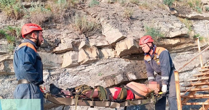 Турист из Ярославля сорвался со скалы в Анапе: пострадавшего эвакуировали спасатели