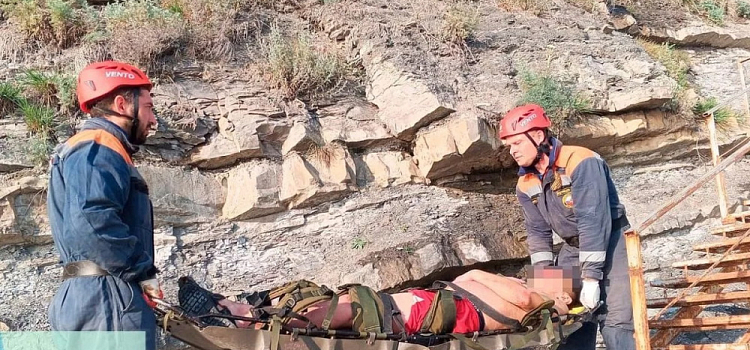 Турист из Ярославля сорвался со скалы в Анапе: пострадавшего эвакуировали спасатели