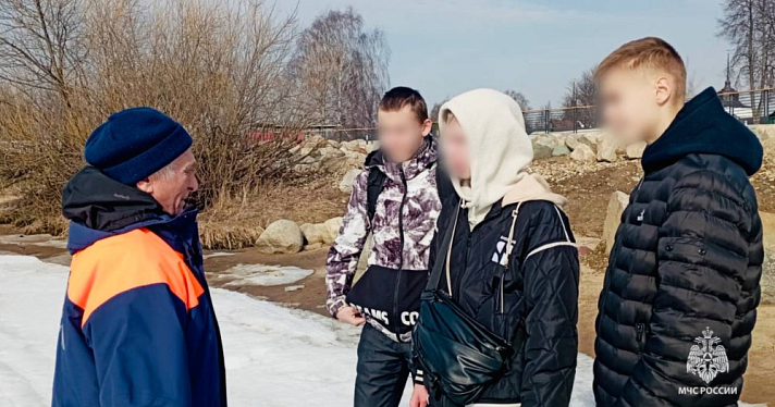 В Ярославской области спасли подростков, решивших перейти Волгу по льду