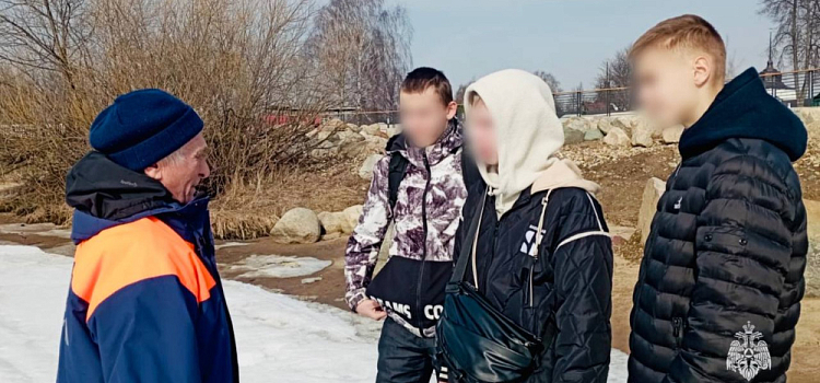 В Ярославской области спасли подростков, решивших перейти Волгу по льду