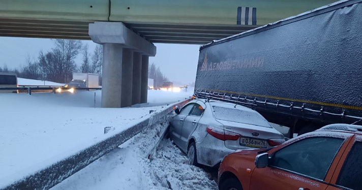 Девочка-подросток пострадала в результате массового ДТП на М-8 в Ярославской области